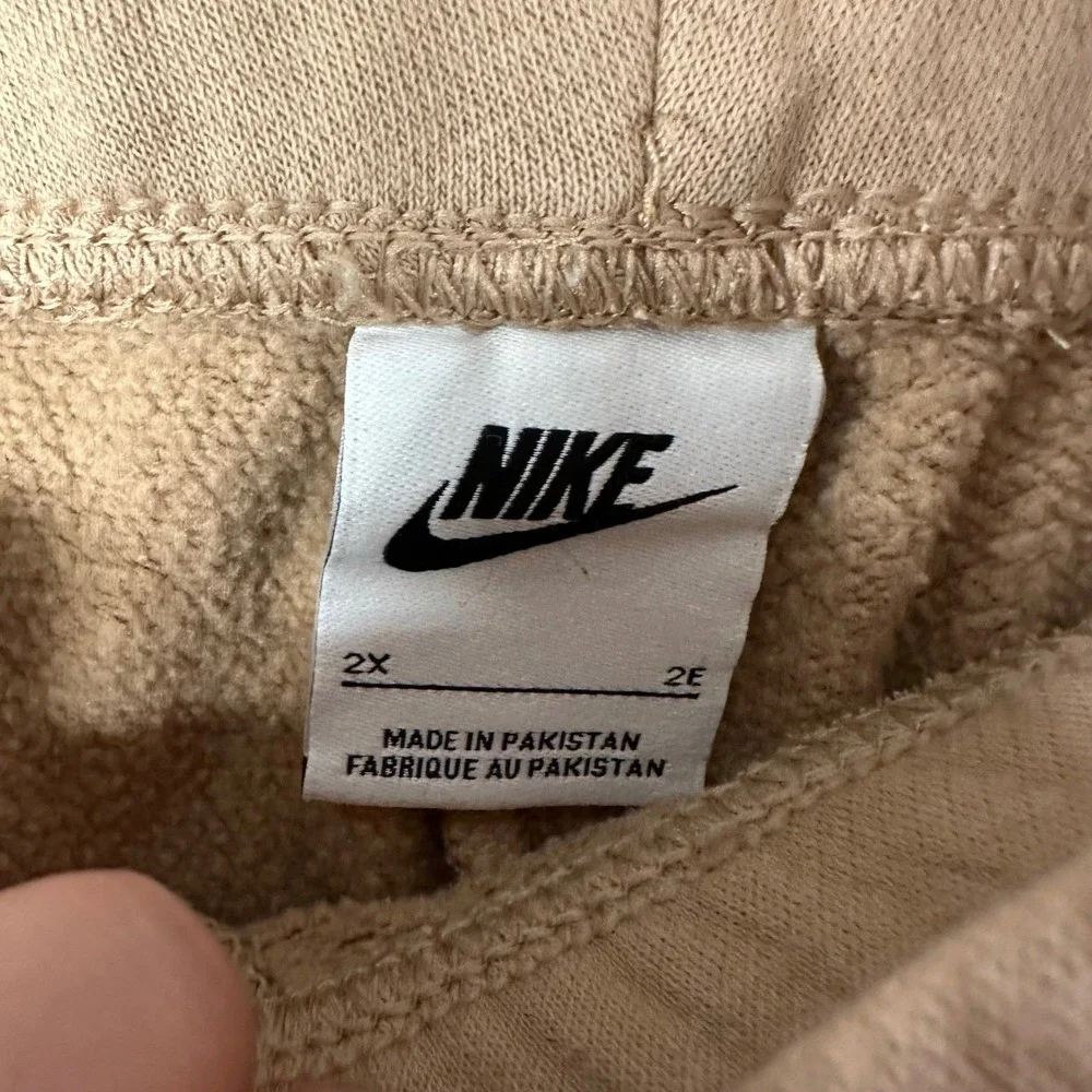 Nike sportswear essential